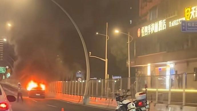 188金宝博体育登录入口-今晚中环内圈一辆轿车起火 所幸无人伤亡